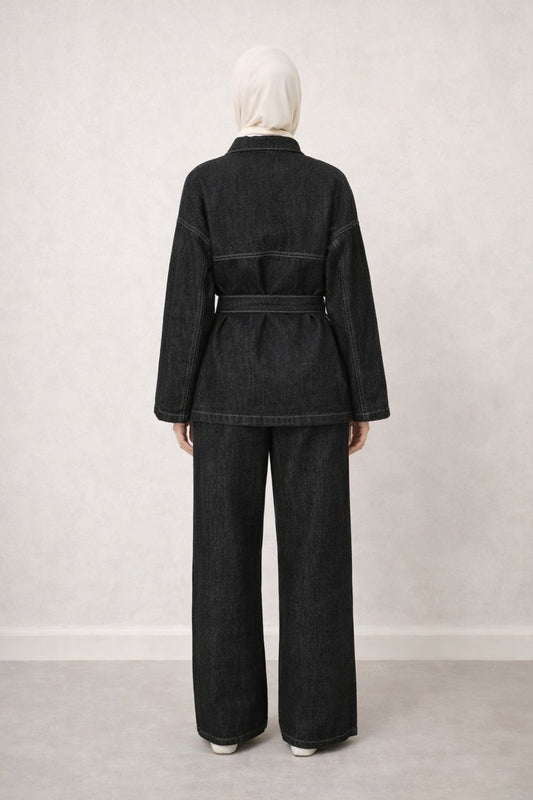 Zweiteiliger Jeans-Anzug mit Ziernähte und Gürtel