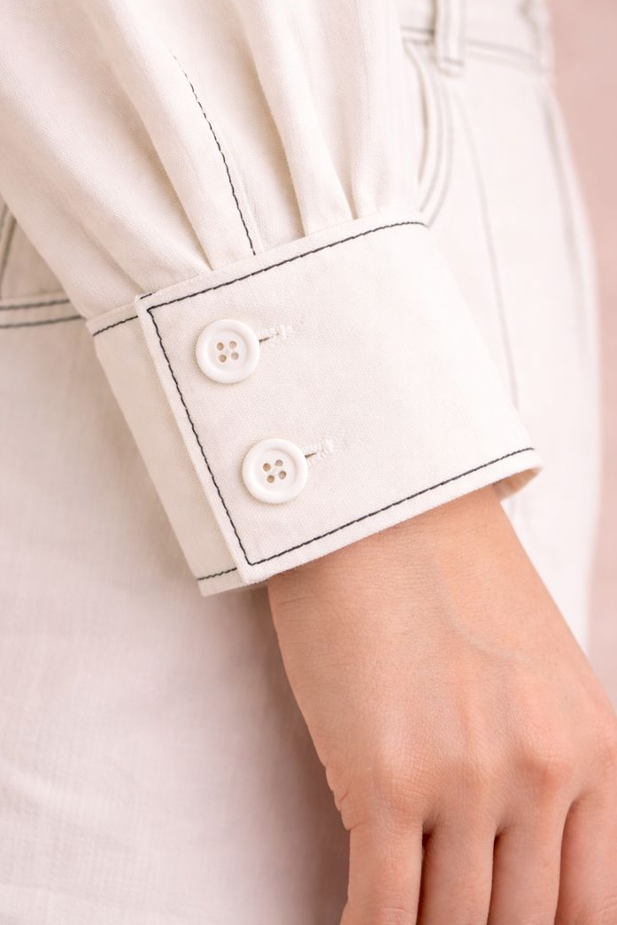 Zweiteilges Set mit verdeckter Knopfleiste und Ziernähte - Weiß