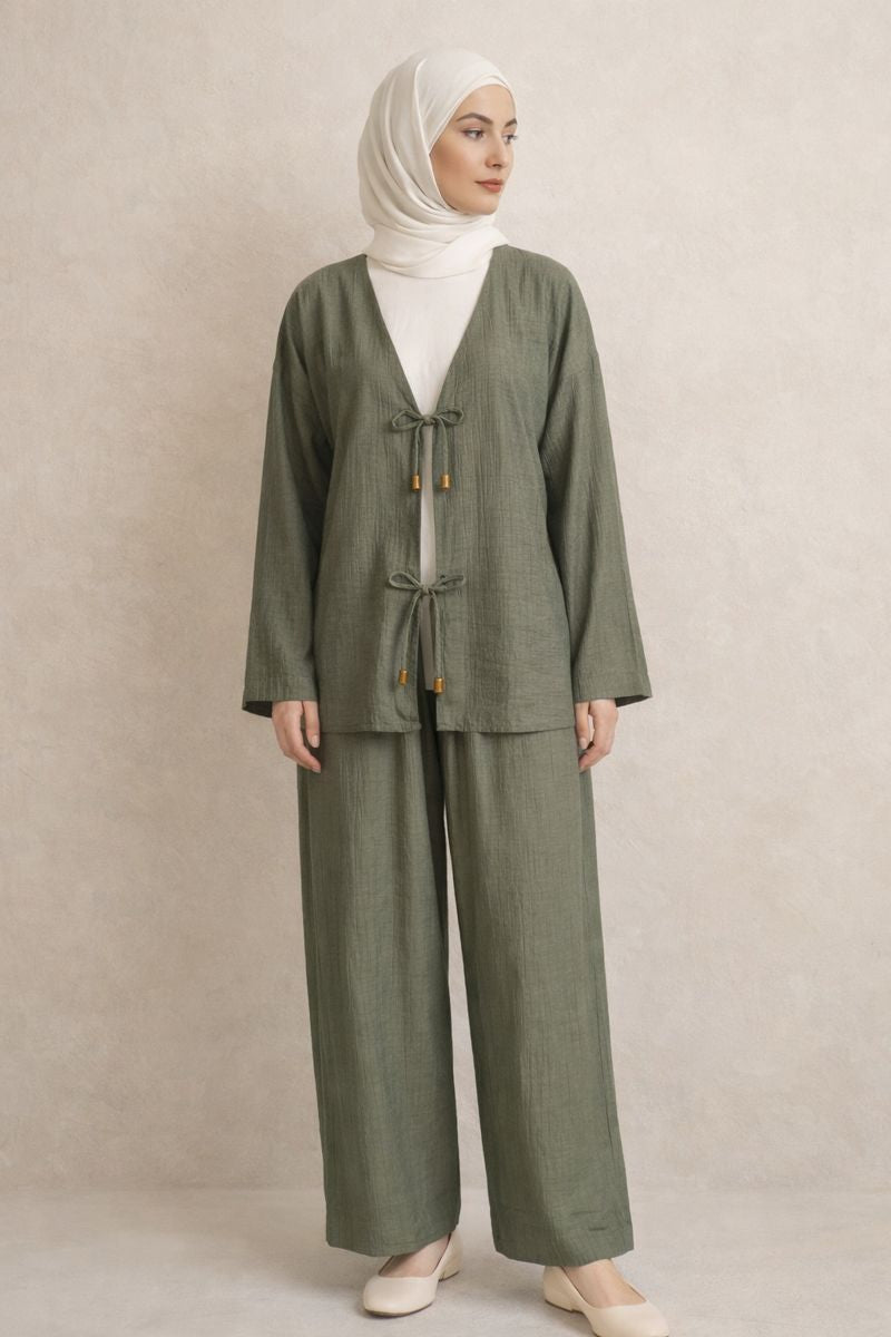 Zweiteiliges Set mit Tie-Front-Top und Zierperlen - Khaki