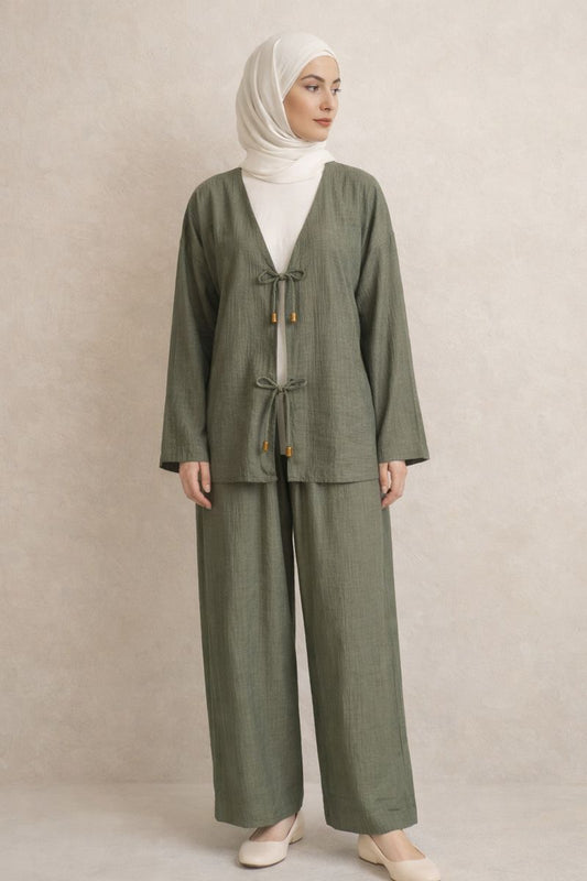 Zweiteiliges Set mit Tie-Front-Top und Zierperlen - Khaki