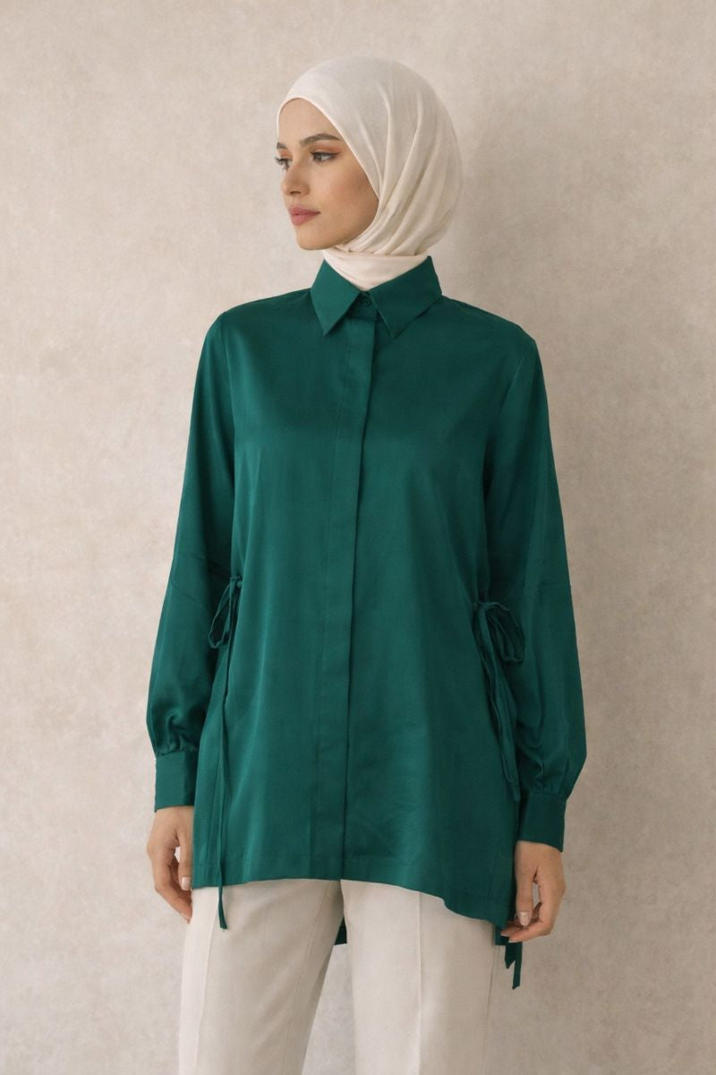 Satinbluse mit seitlichen Schleifen