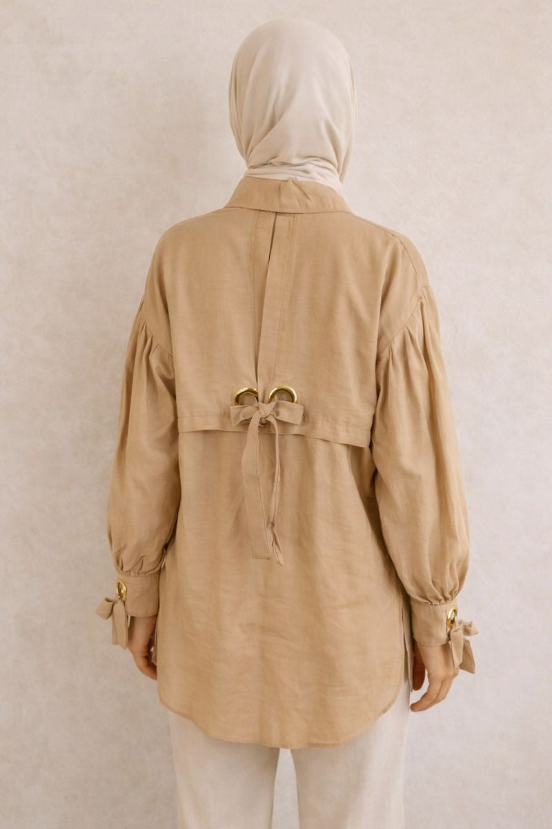 Elegante Bluse mit Ballonärmel und Ösendetail - Beige