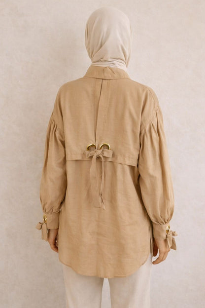 Elegante Bluse mit Ballonärmel und Ösendetail - Beige