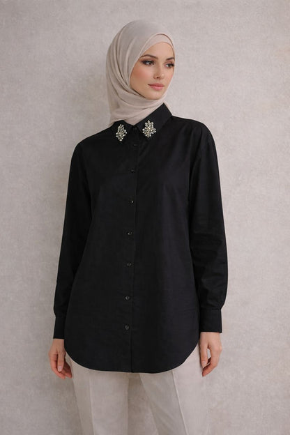 Bluse mit Steindetail am Kragen - Schwarz