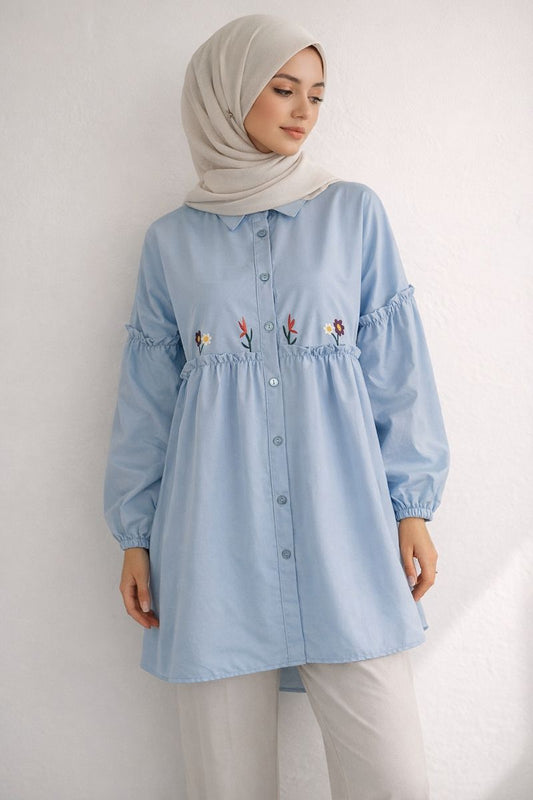 Plissee-Bluse mit Blumenstickerei - Blau