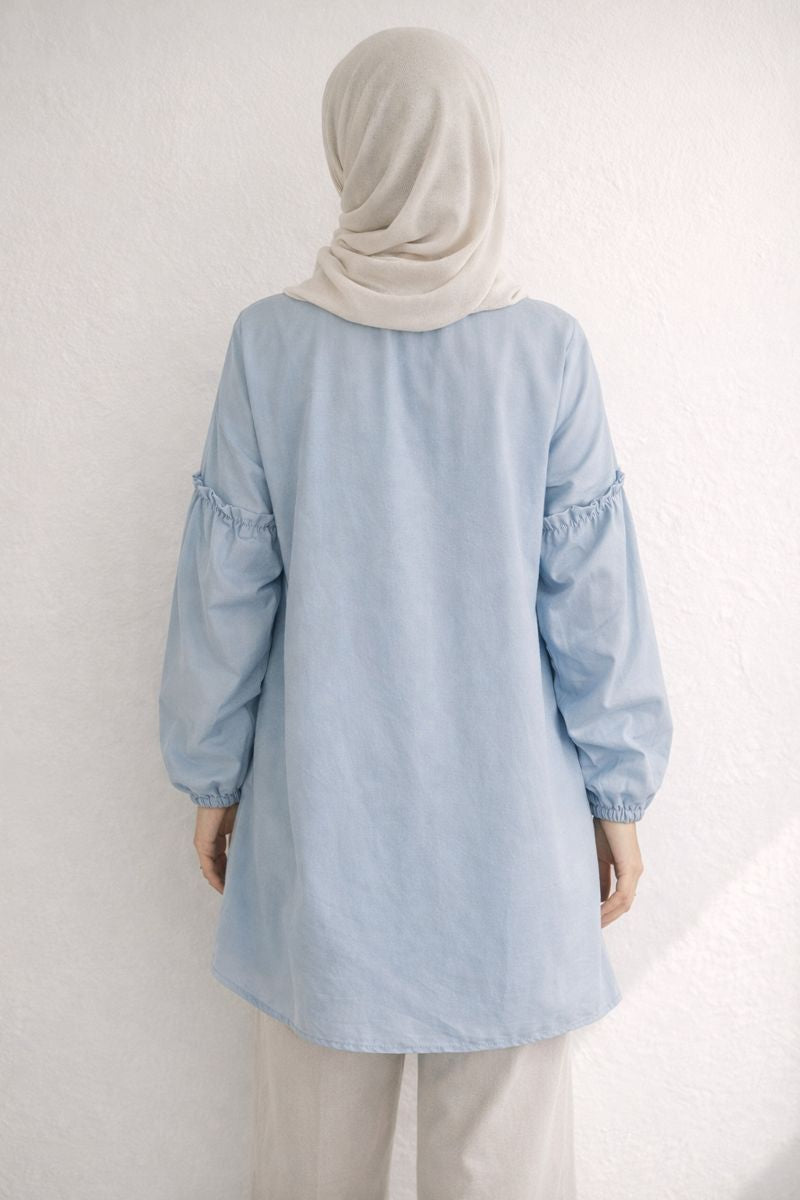 Plissee-Bluse mit Blumenstickerei - Blau