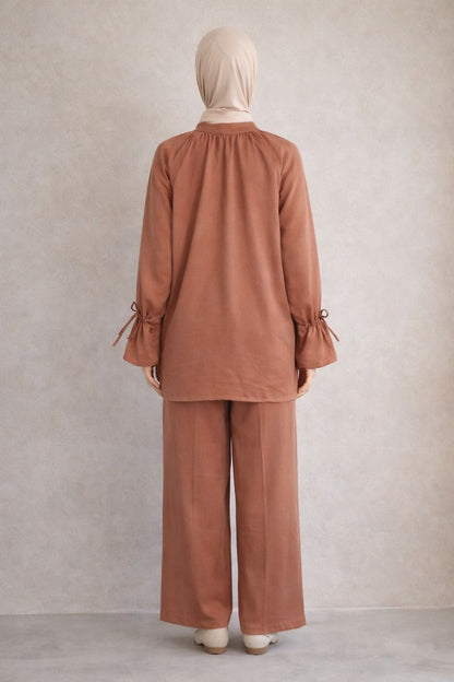 Zweiteiliges Satinset mit Schlingenknöpfen