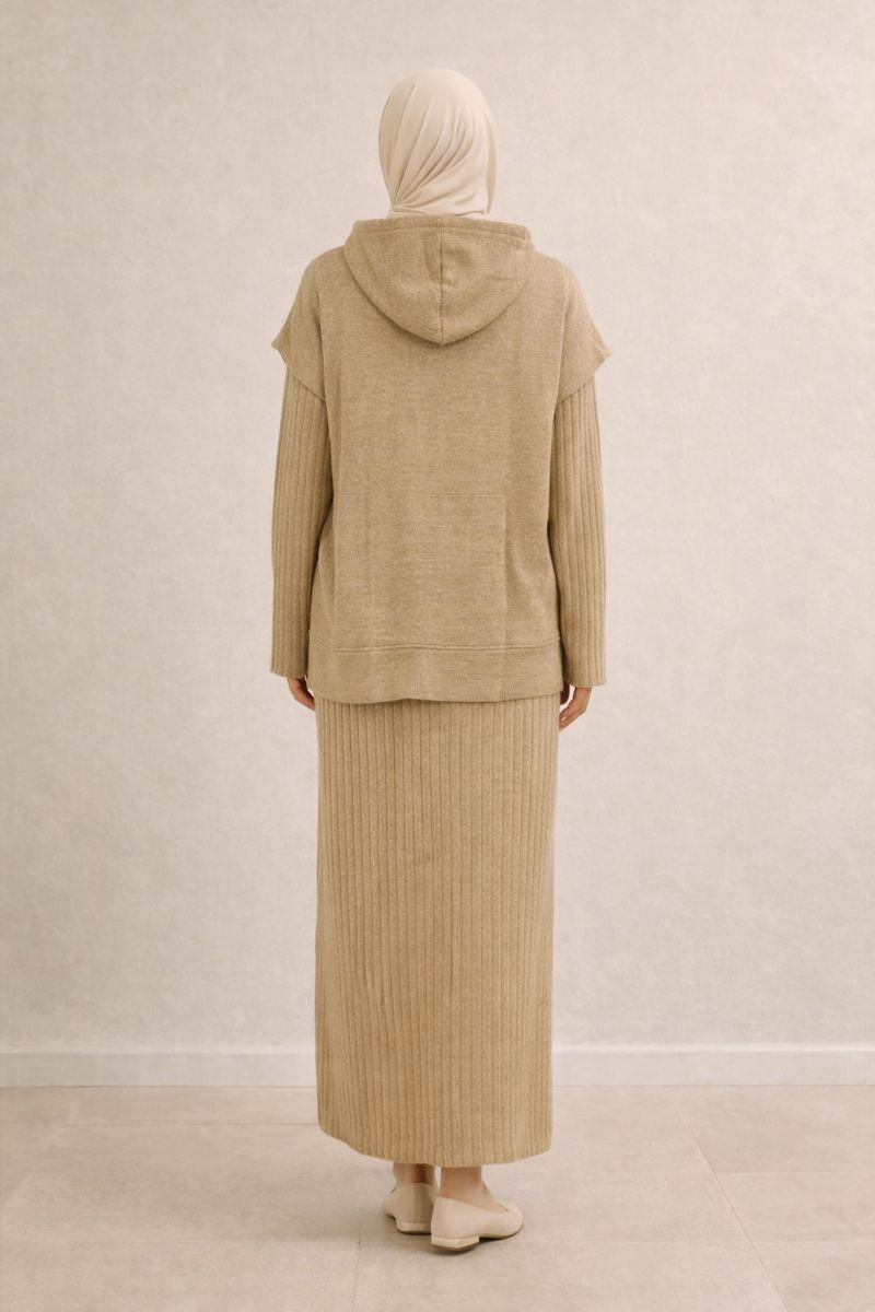 Zweiteiliges Strickset aus Kleid und Kapuzenpullover - Beige
