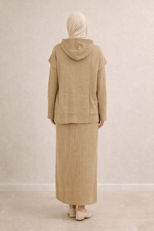 Zweiteiliges Strickset aus Kleid und Kapuzenpullover - Beige