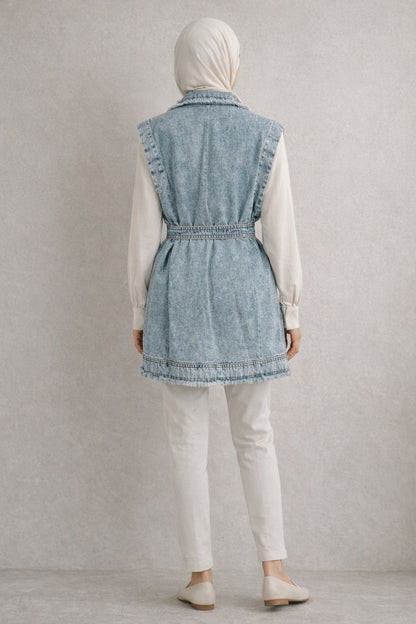 Ärmellose Jeansjacke mit Gürtel