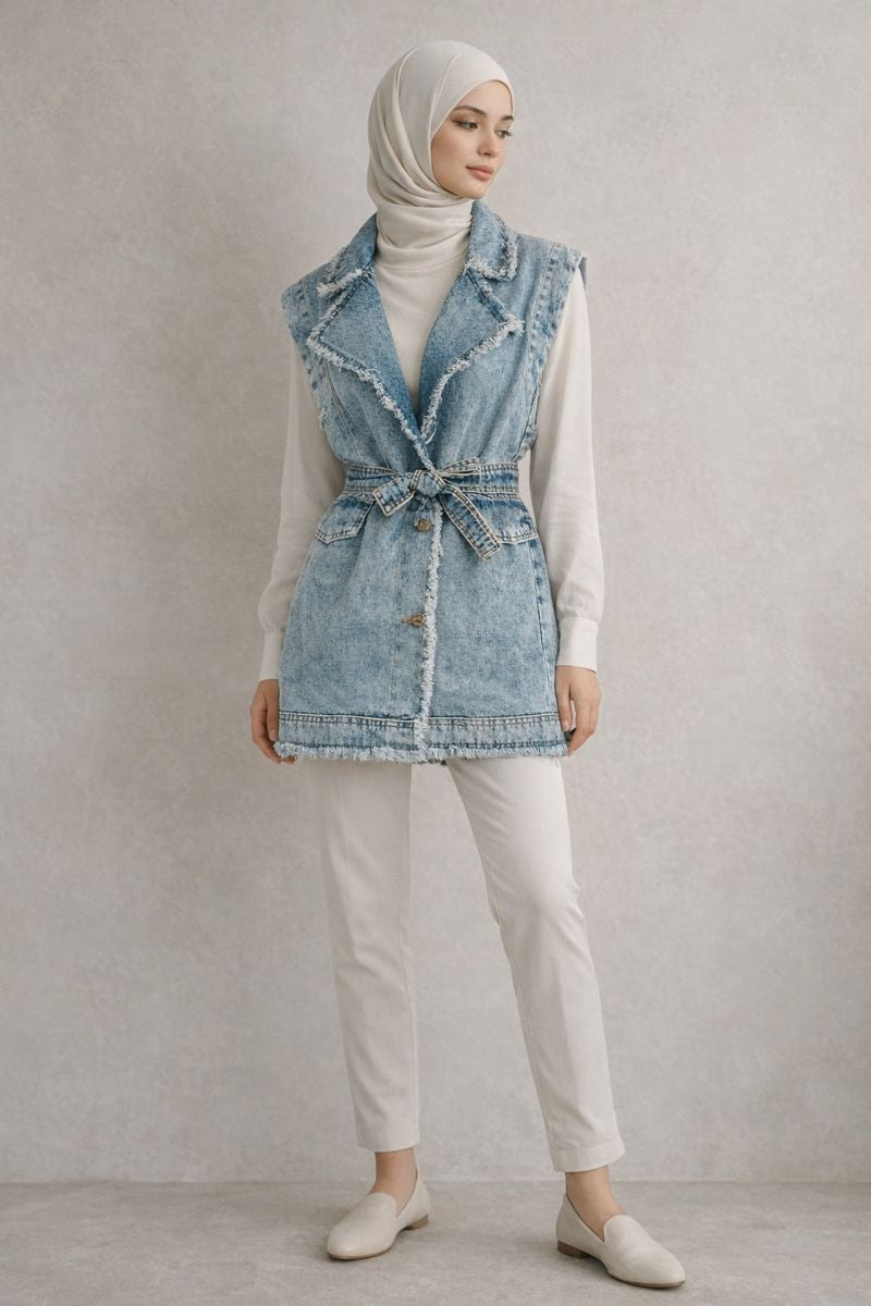 Ärmellose Jeansjacke mit Gürtel