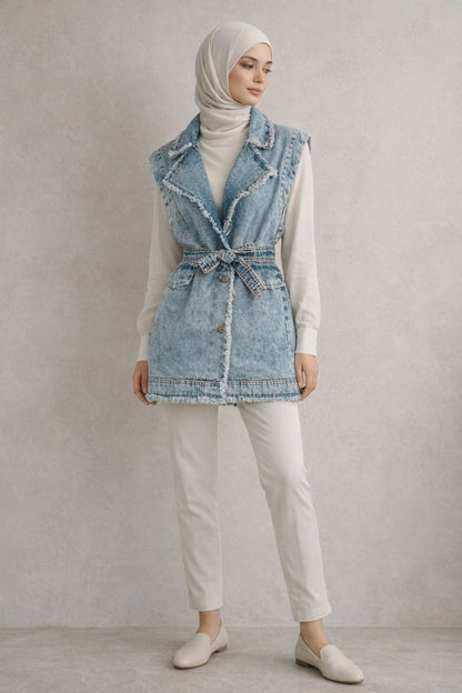 Ärmellose Jeansjacke mit Gürtel