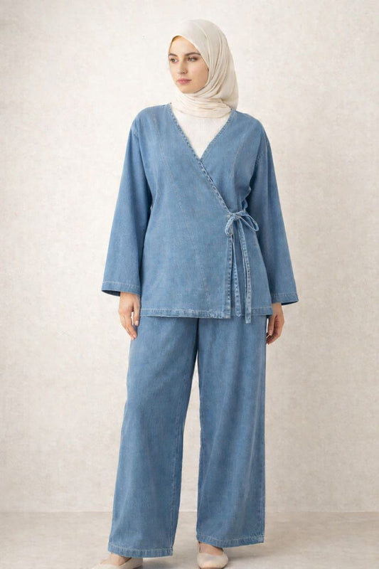 Zweiteiliger Jeans-Anzug mit seitlichem Tie-Front - Hellblau