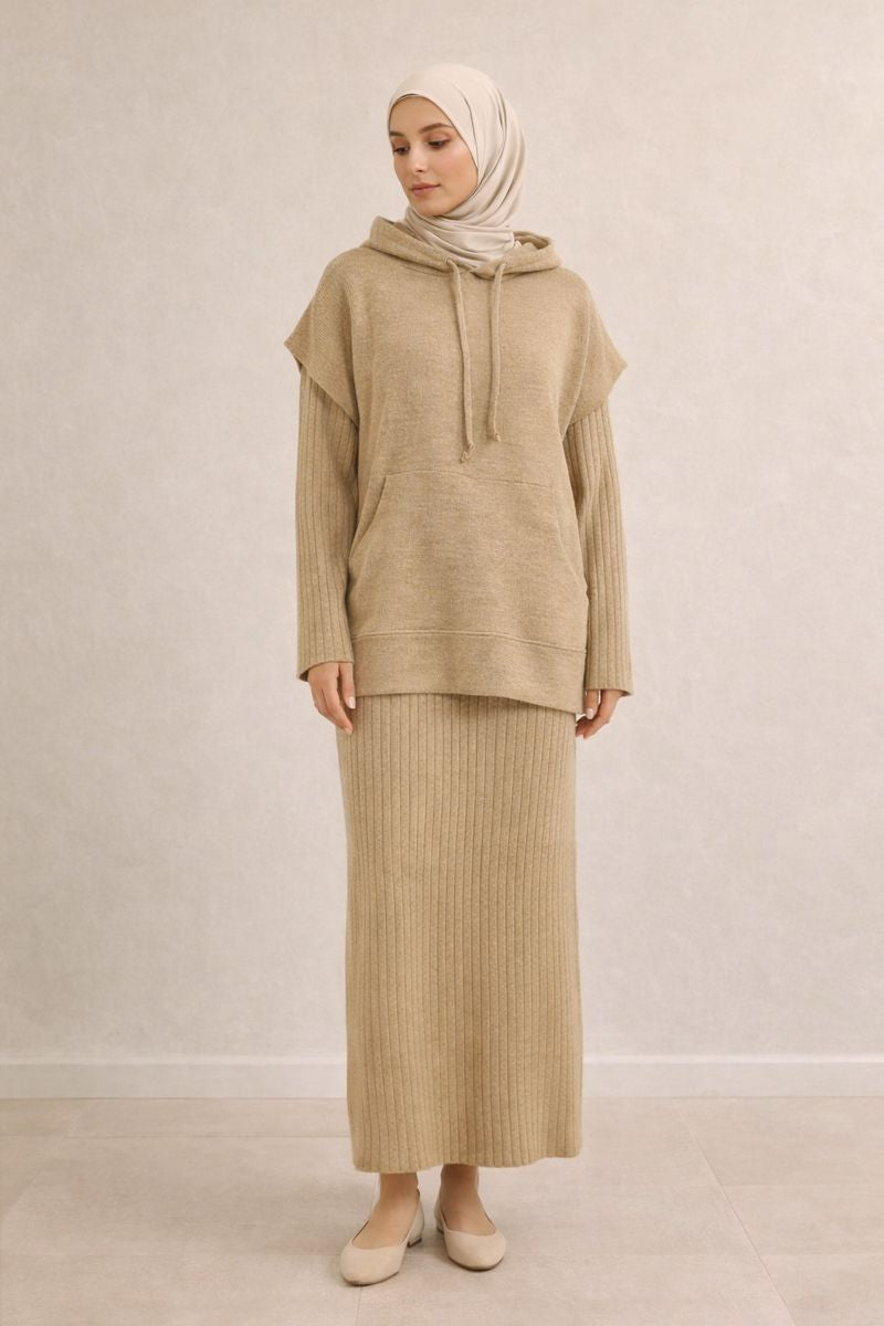 Zweiteiliges Strickset aus Kleid und Kapuzenpullover - Beige