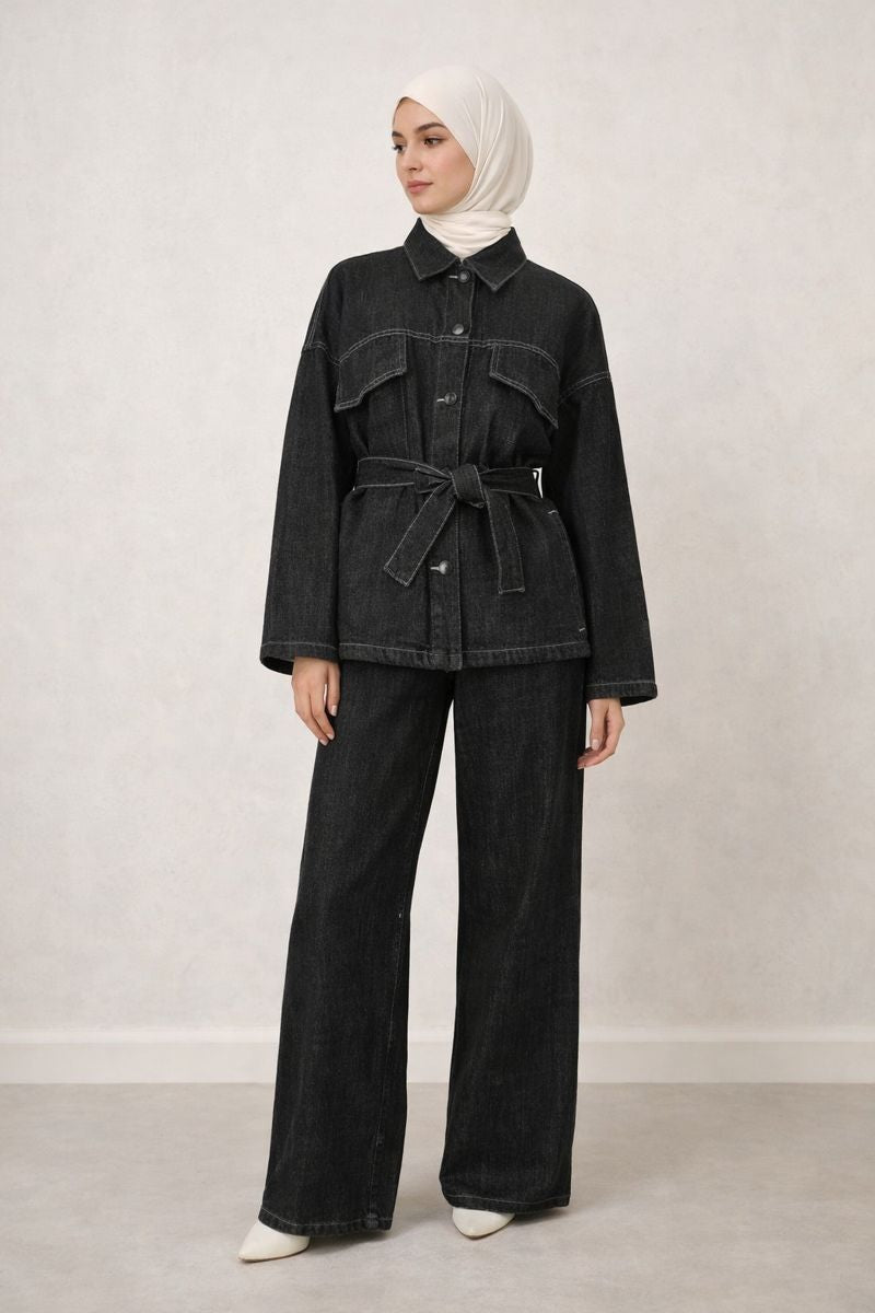 Zweiteiliger Jeans-Anzug mit Ziernähte und Gürtel