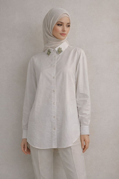 Bluse mit Steindetail am Kragen - Weiß