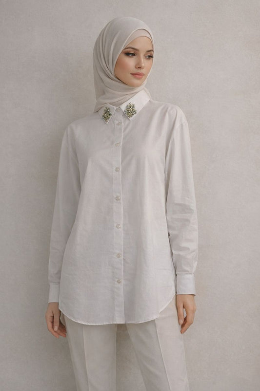 Bluse mit Steindetail am Kragen - Weiß