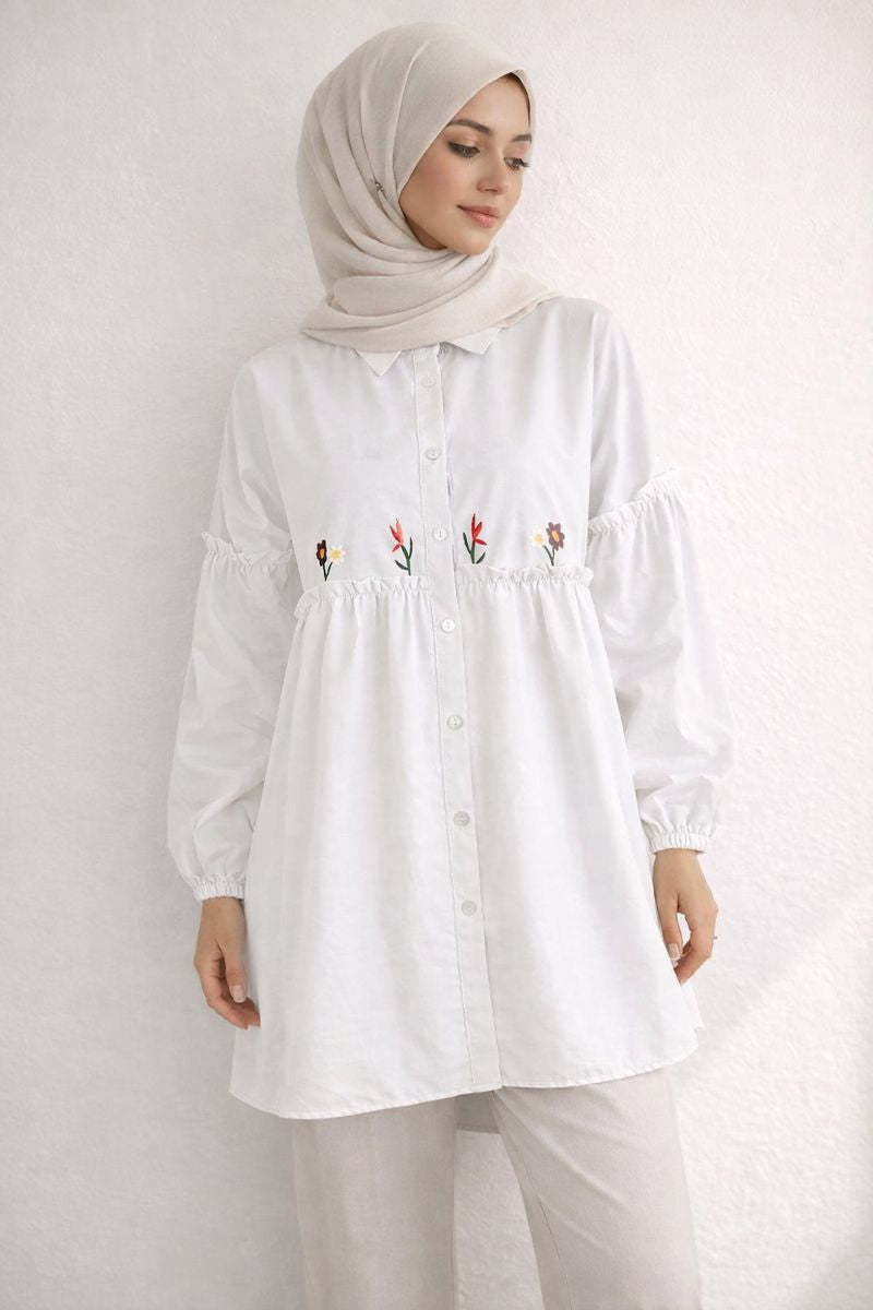 Plissee-Bluse mit Blumenstickerei - Weiß