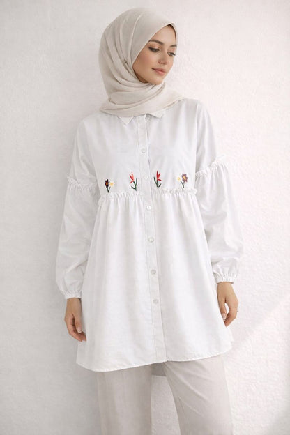 Plissee-Bluse mit Blumenstickerei - Weiß