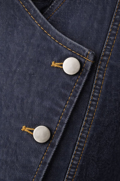 Zweiteiliges Jeans-Set aus asymmetrischem Gilet und Rock