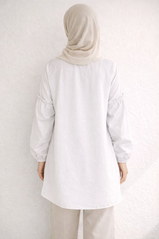 Plissee-Bluse mit Blumenstickerei - Weiß