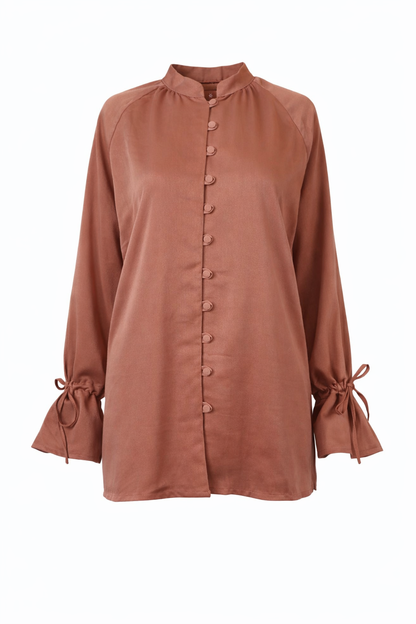 Zweiteiliges Satinset mit Schlingenknöpfen