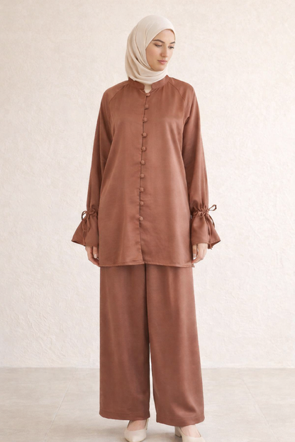 Zweiteiliges Satinset mit Schlingenknöpfen